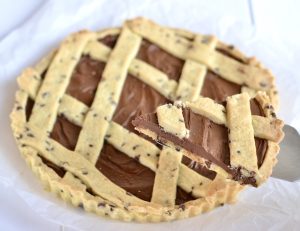 crostata con gocce di cioccolato e crema alle nocciole