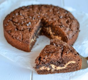 fetta di torta al cacao con crema alle nocciole servita