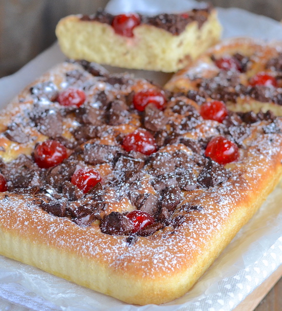 focaccia con miele, cioccolato e ciliegie candite servita