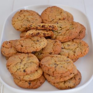 cookies al caffè con gocce di cioccolato serviti