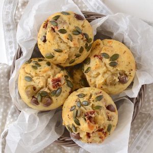 muffin con pomodori secchi e olive taggiasche e semi di zucca