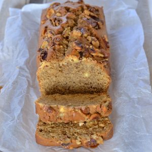 plumcake al caffè con gocce di cioccolato bianco e noci a fette