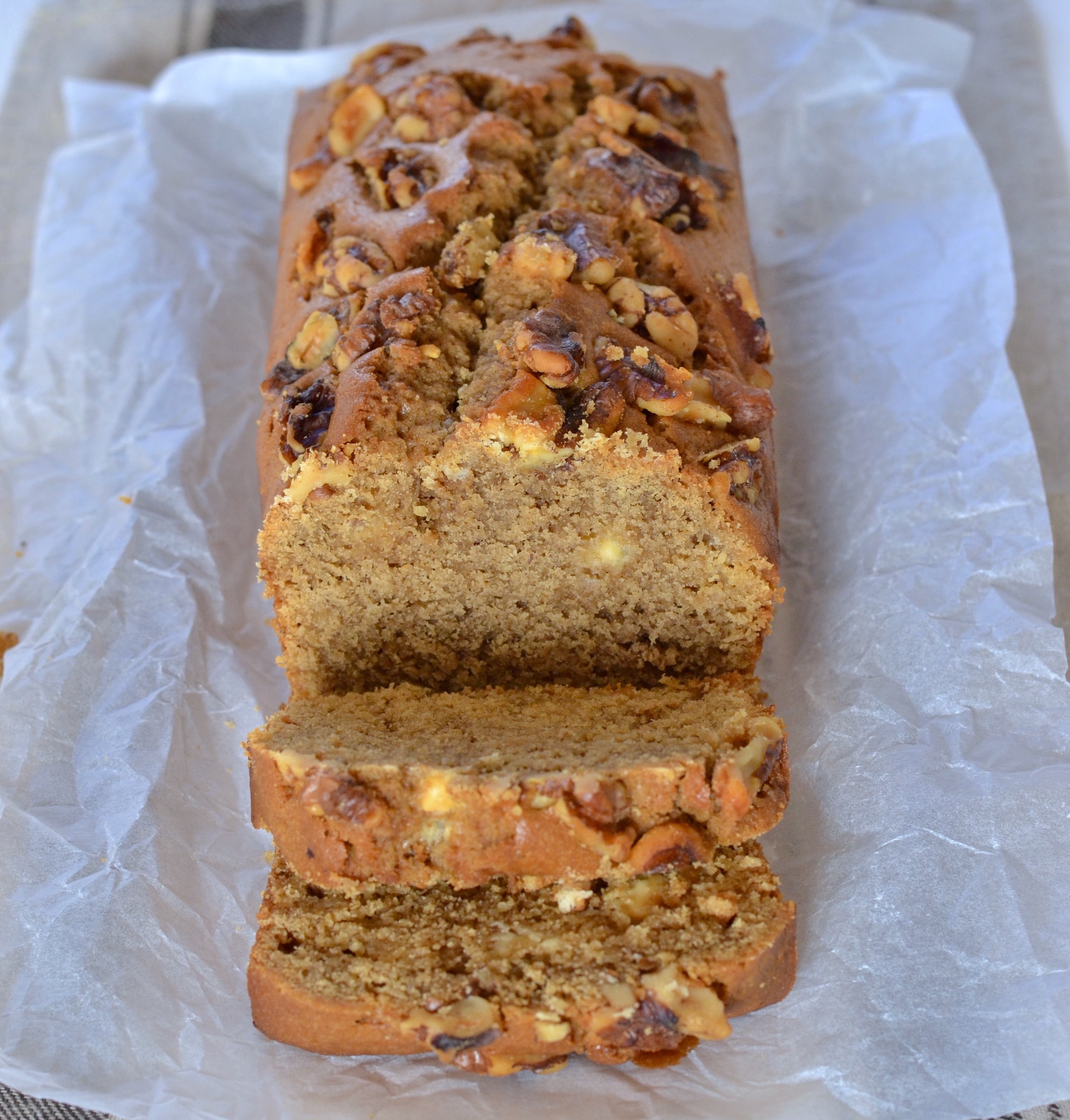 plumcake al caffè con gocce di cioccolato bianco e noci a fette