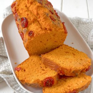 plumcake al pomodoro servito