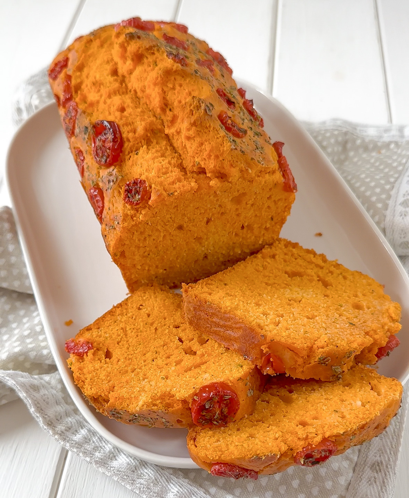 plumcake al pomodoro servito