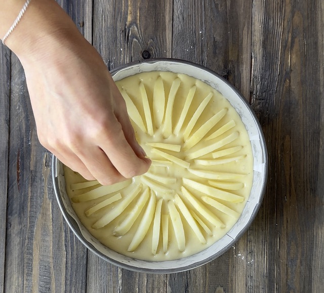 preparazione della torta di mele allo yogurt