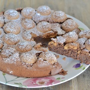 torta cremosa al cioccolato e amaretti servita
