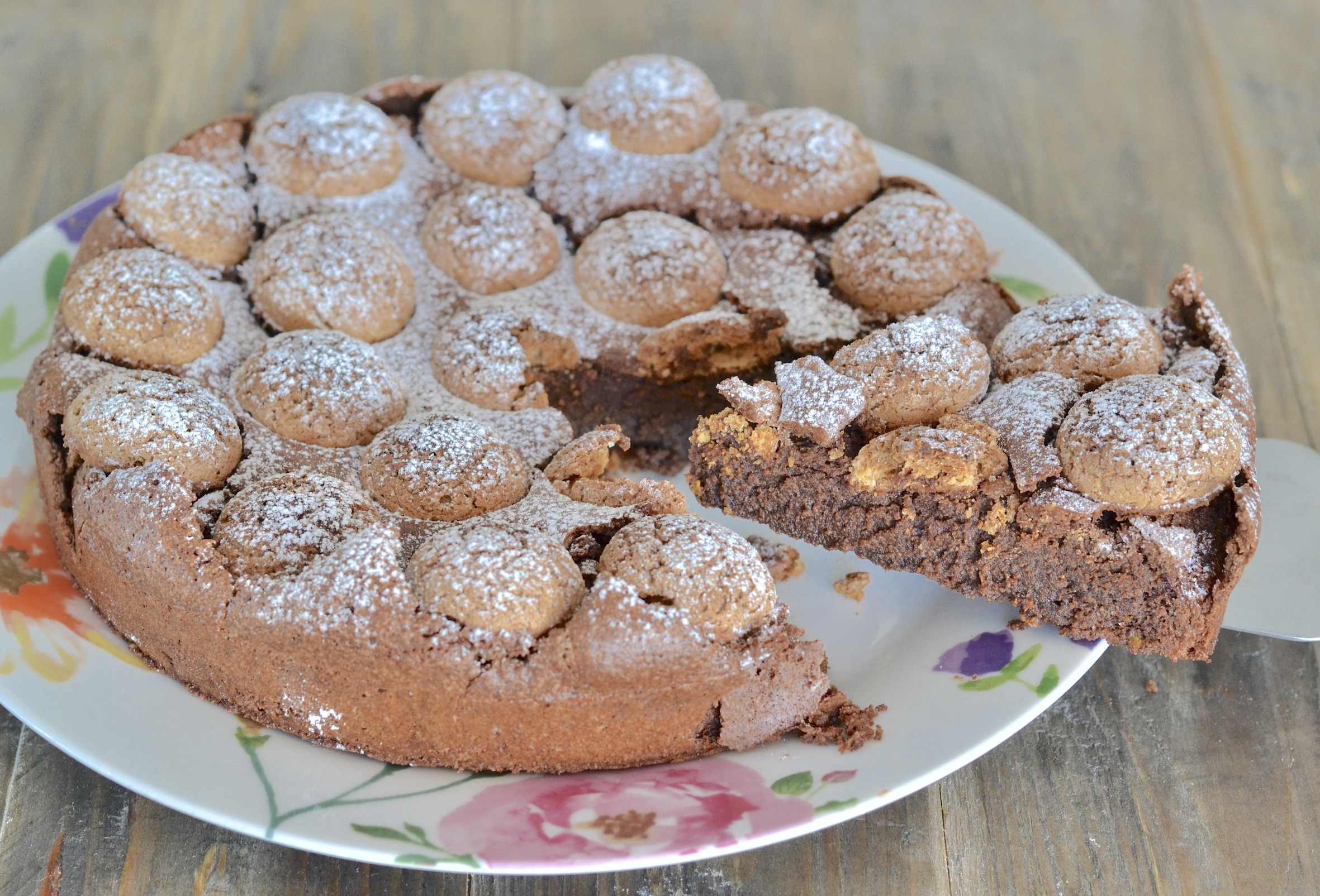torta cremosa al cioccolato e amaretti servita