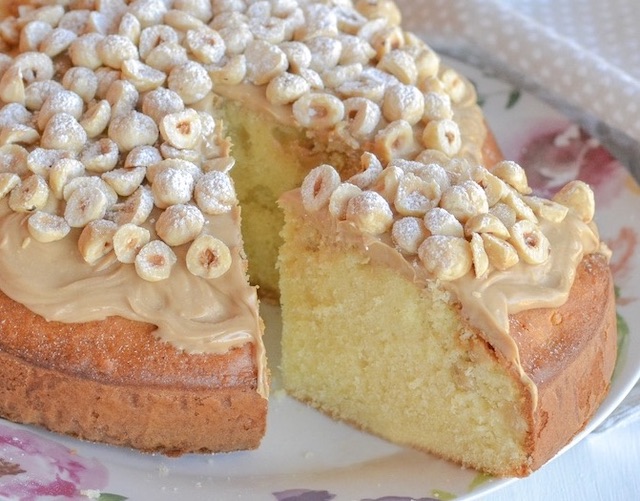torta di nocciole con crema spalmabili