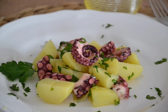 insalata di polpo e patate servita