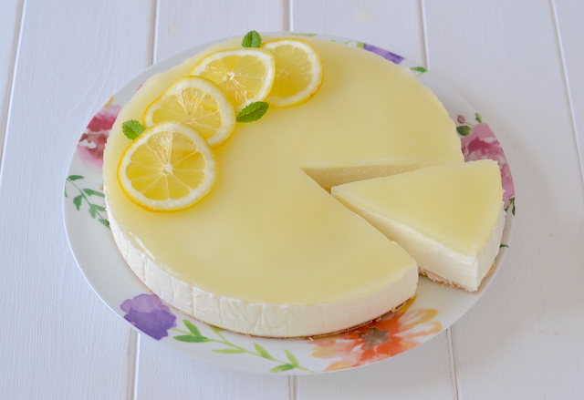fetta di cheesecake al limone
