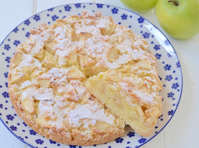 fetta di torta di mele verdi al limone
