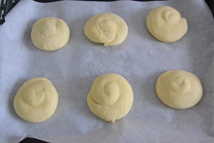 preparazione delle friselle pugliesi