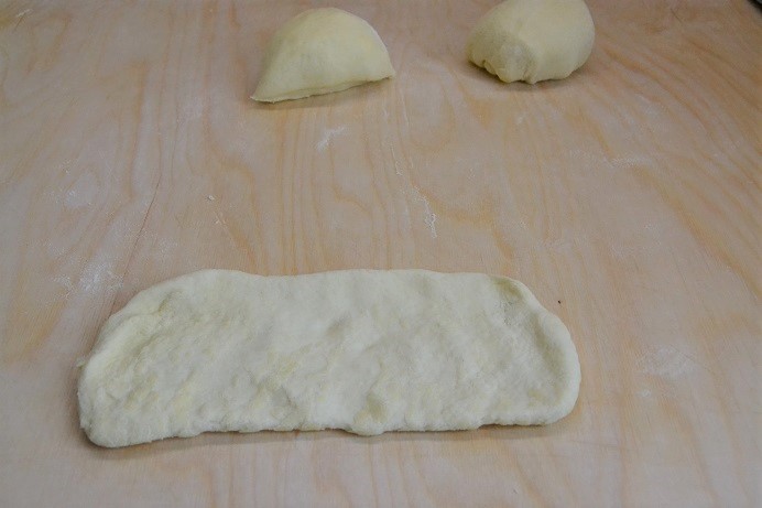 stesura dell'impasto delle friselle