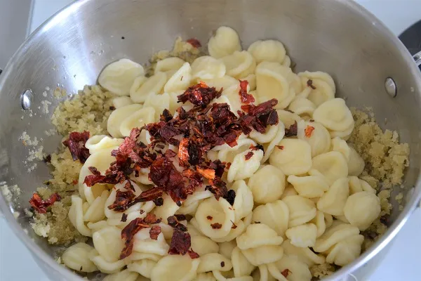 orecchiette con peperoni cruschi da servire