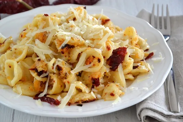 orecchiette con peperoni cruschi servite