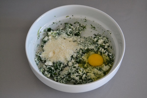 preparazione degli gnudi toscani al pomodoro