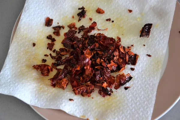 preparazione delle orecchiette con peperoni cruschi e mollica e caciocavallo