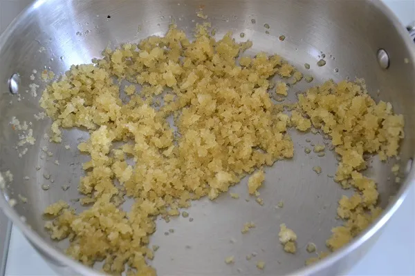preparazione delle orecchiette con peperoni cruschi