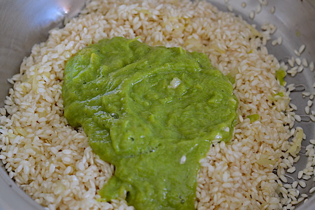 preparazione del risotto agli asparagi