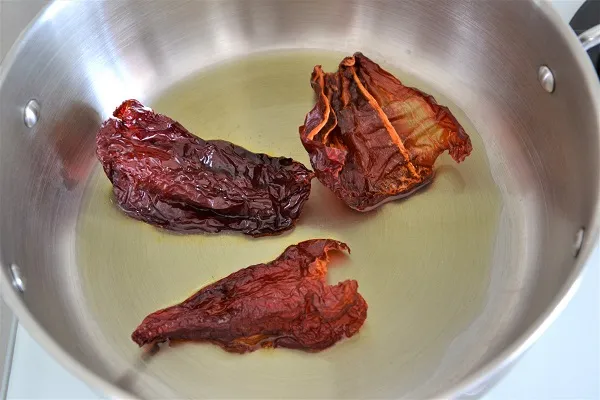 ricetta delle orecchiette con peperoni cruschi e mollica e caciocavallo