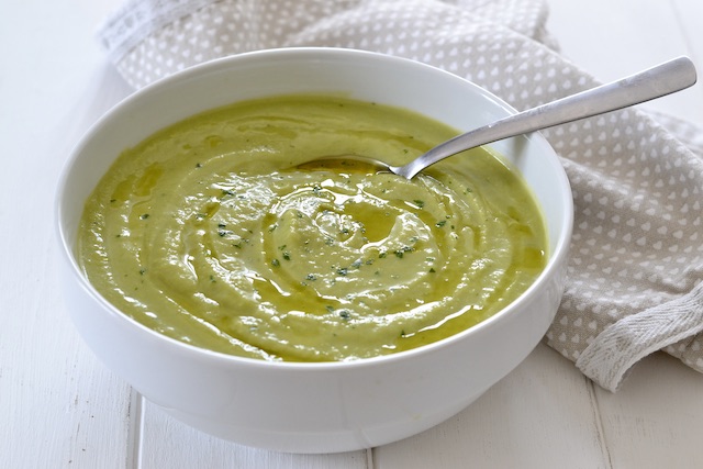 vellutata primaverile con asparagi e piselli