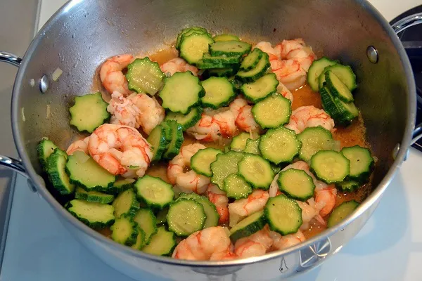 condimento per farro con gamberi e zucchine