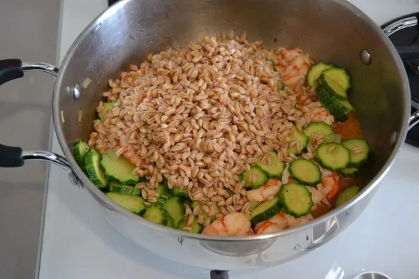 cottura del farro con gamberi e zucchine