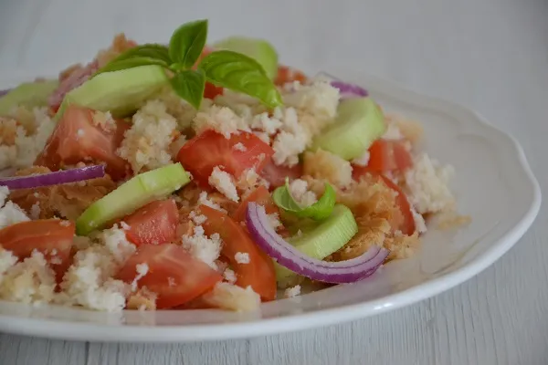 panzanella toscana con pomodori e cetrioli