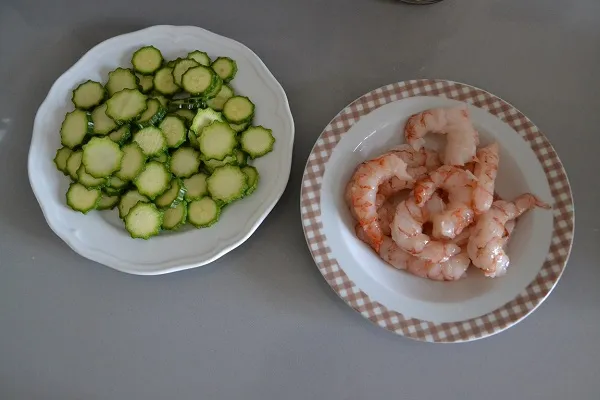 preparazione del farro con gamberi e zucchine
