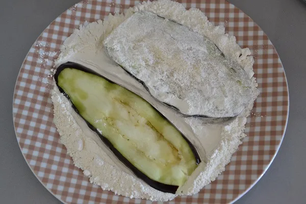 preparazione delle melanzane per melanzane alla parmigiana