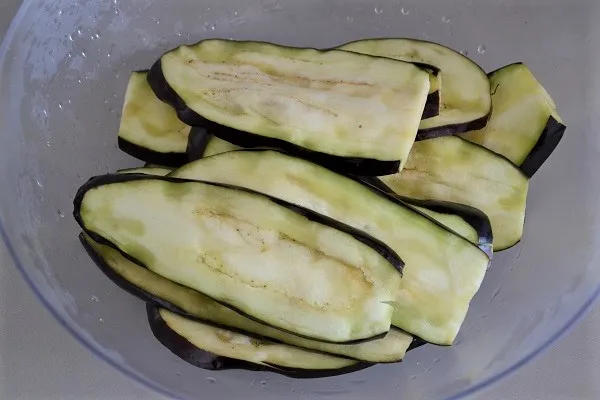 preparazione delle melanzane alla parmigiana