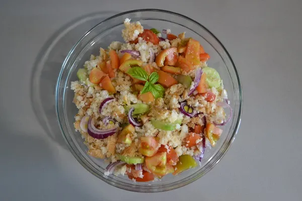 preparazione della panzanella toscana
