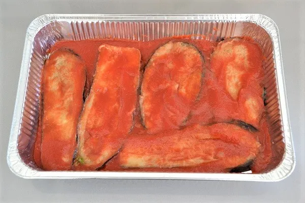 preparazione della teglia di melanzane alla parmigiana