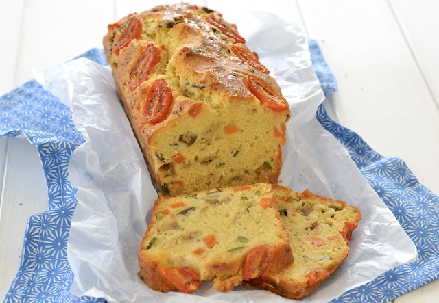 plumcake salato alle verdure servito